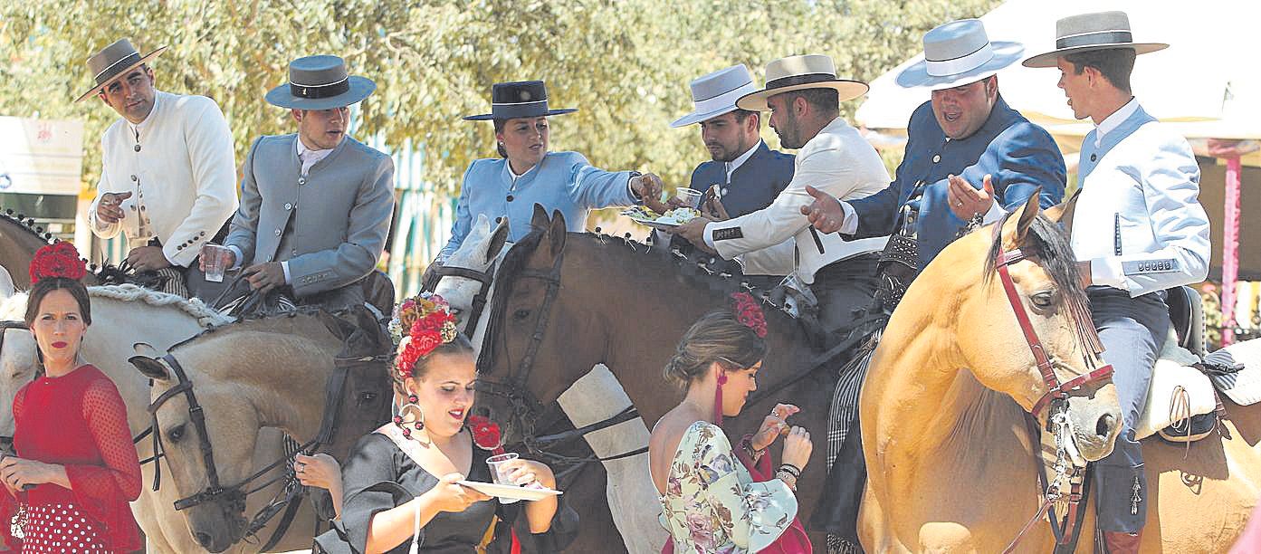 Caballistas en el recinto ferial de Córdoba.