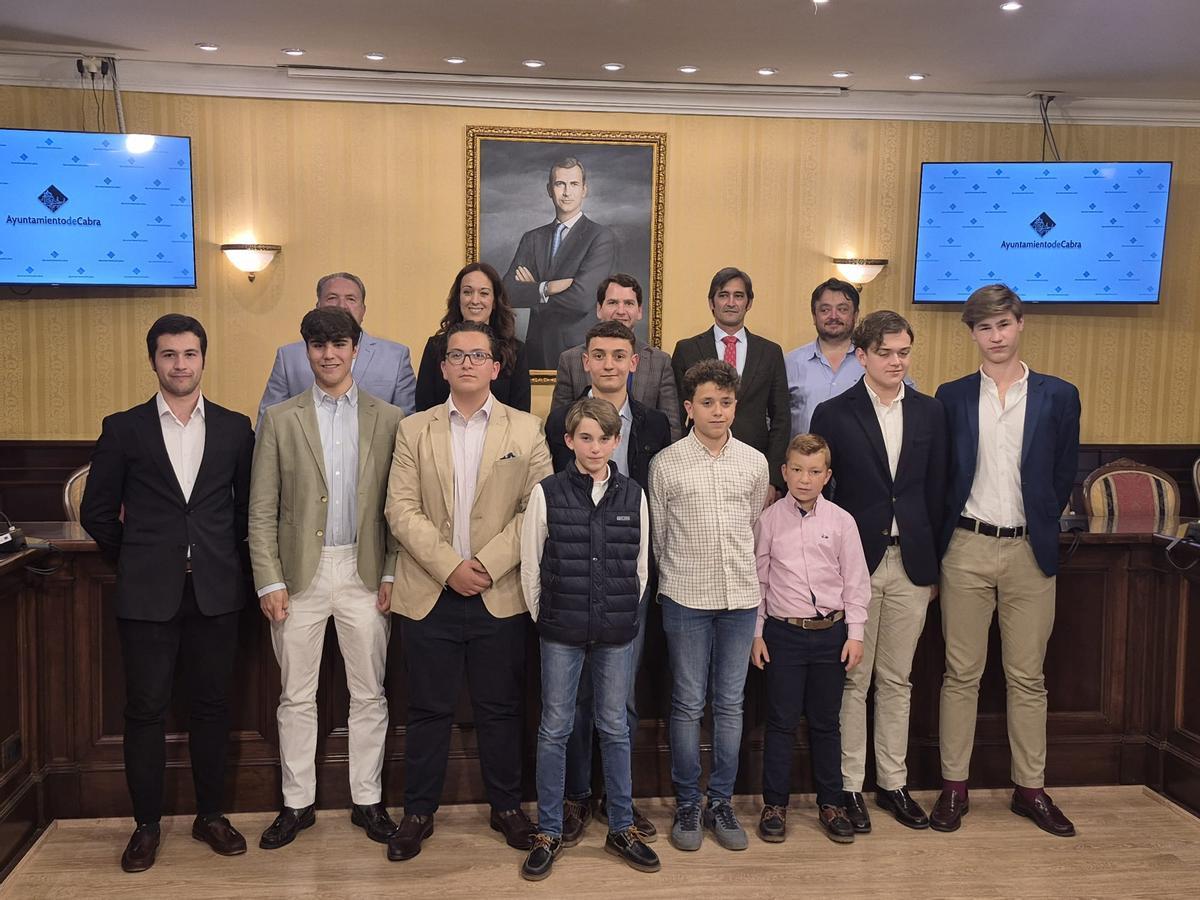 Presentación oficial de la escuela taurina en el salón de sesiones del consistorio.
