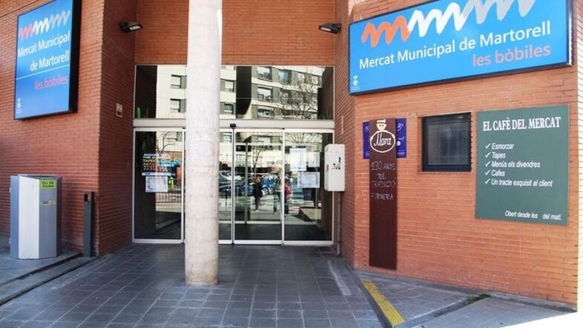 Imagen de la entrada del Mercat Municipal Les Bòbiles de Martorell