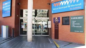 Imagen de la entrada del Mercat Municipal Les Bòbiles de Martorell