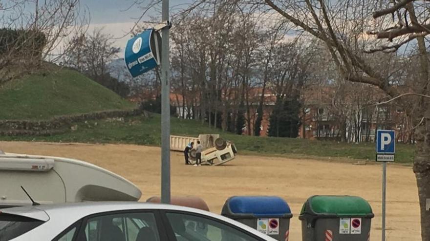 El vehicle bolcat, a l&#039;esplanada del costat del pavelló de Palau-sacosta · @adria_quintana / Twitter