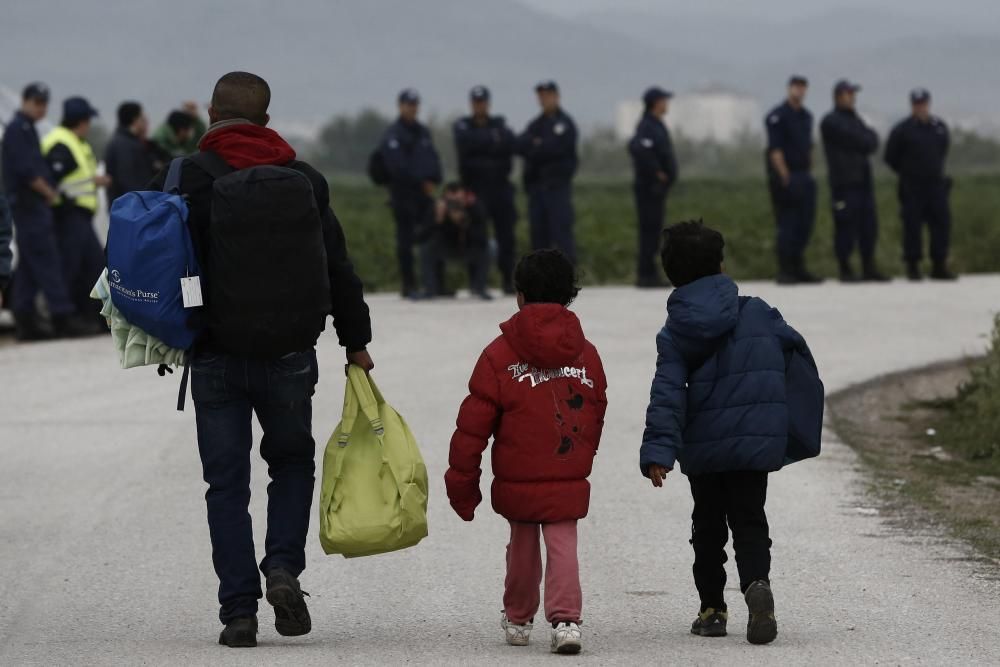 La policía griega comenzó esta mañana a desalojar el campamento improvisado de Idomeni, en la frontera con Macedonia, donde se encuentran más de 8.400 refugiados.