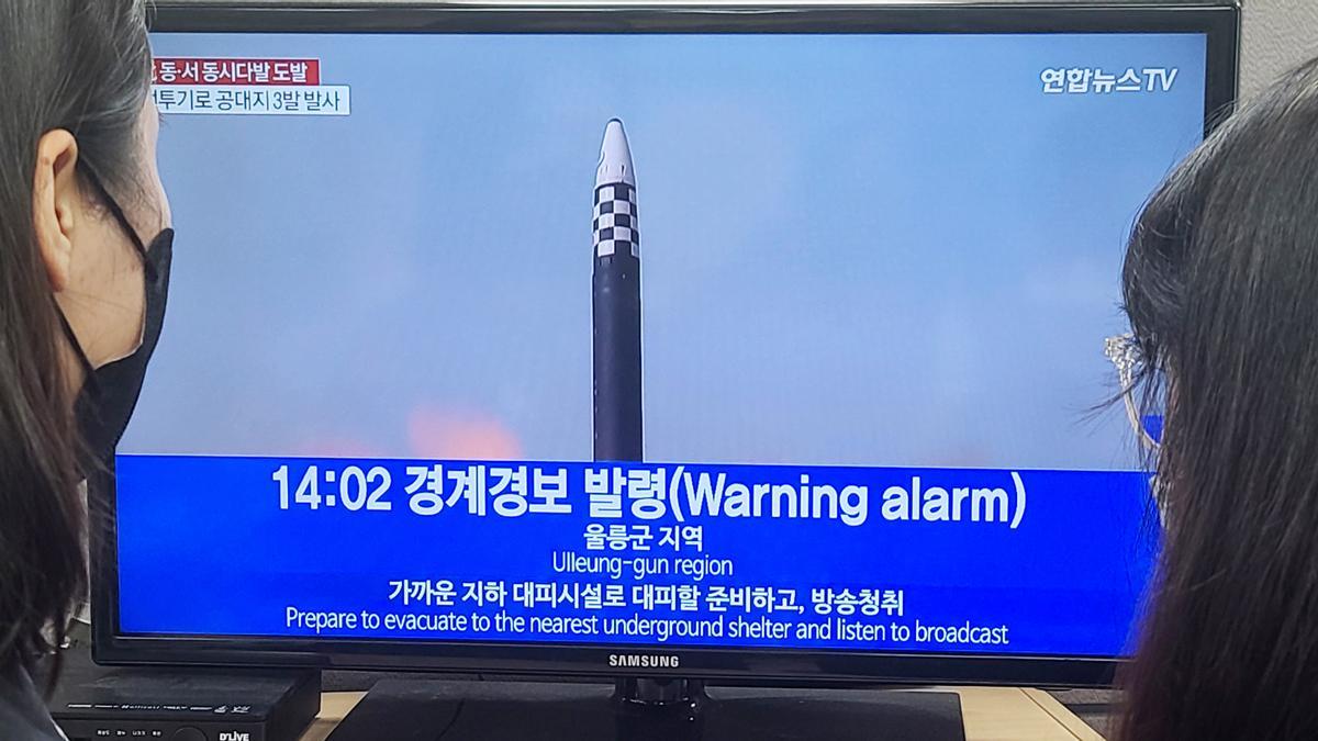 Una televisión surcoreana muestra el lanzamiento de misiles de Pyongyang.