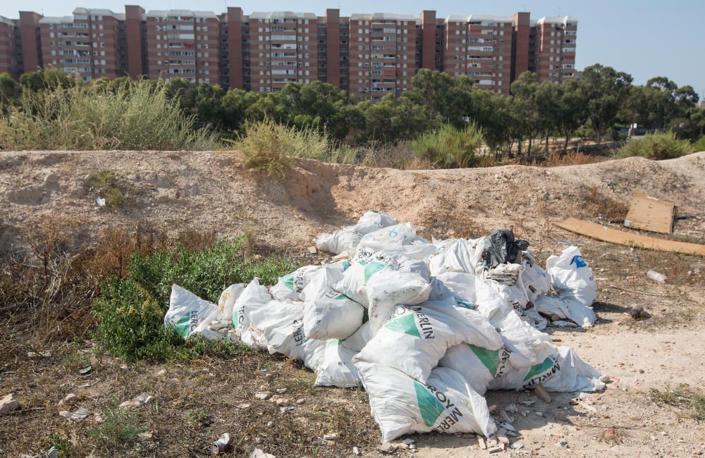 Restos de escombros y basura en Ciudad Elegida
