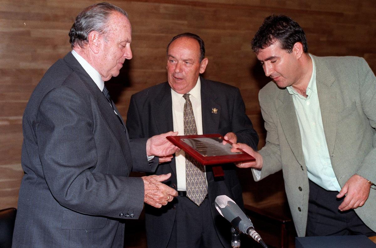 Severiano Luján (centro) junto a Manuel Fraga (izquierda)