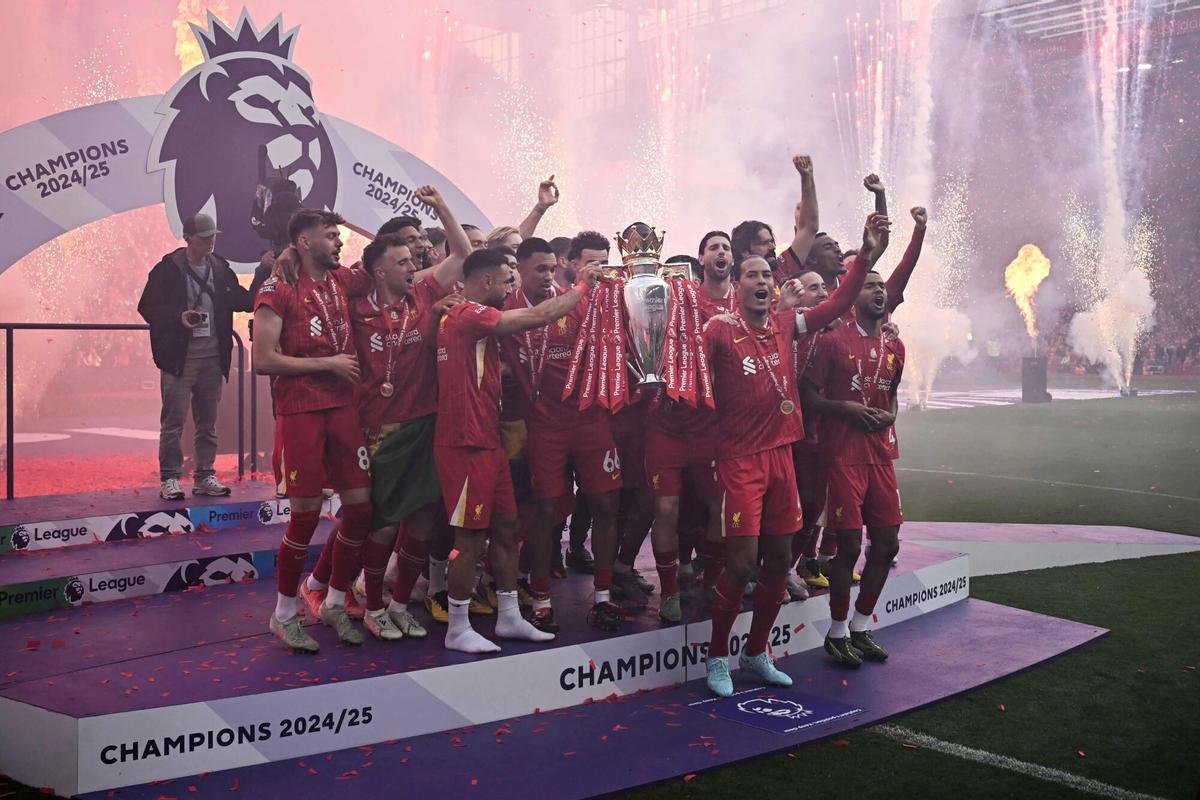 Virgil Van Dijk teaches the Premier trophy with the Liverpool squad in Anfield's game with Crystal Palace.