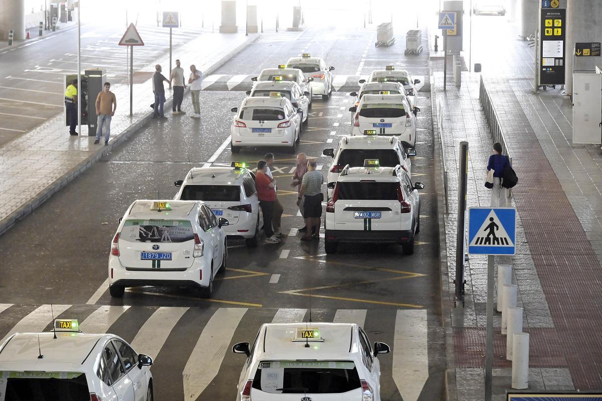 Parada de taxis en los exteriores del aeropuerto Alicante-Elche en una imagen de archivo.