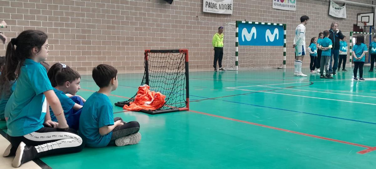 Escolares de Toro disfrutan de una mañana de fútbol sala con los Mega Cracks del Inter Movistar