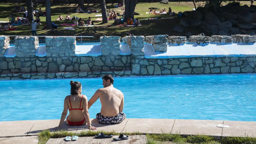 Un hombre y una mujer, en las piscinas de Las Berceas.