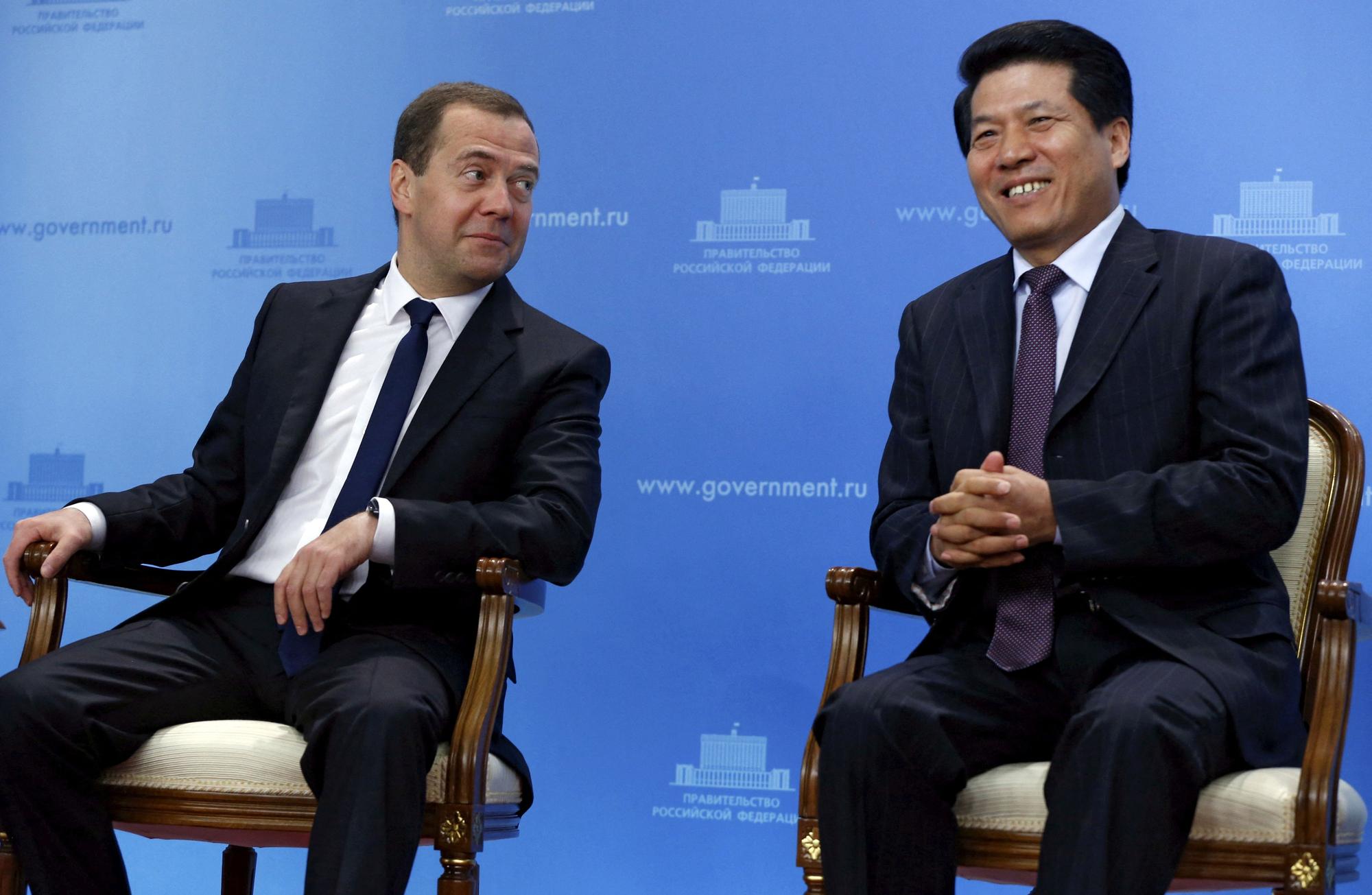 Li Hui, entonces embajador de China en Rusia, junto al primer ministro, Dmitri Medvedev, en enero de 2015.