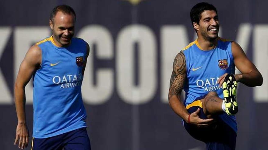 Iniesta y Suárez, durante un entrenamiento.