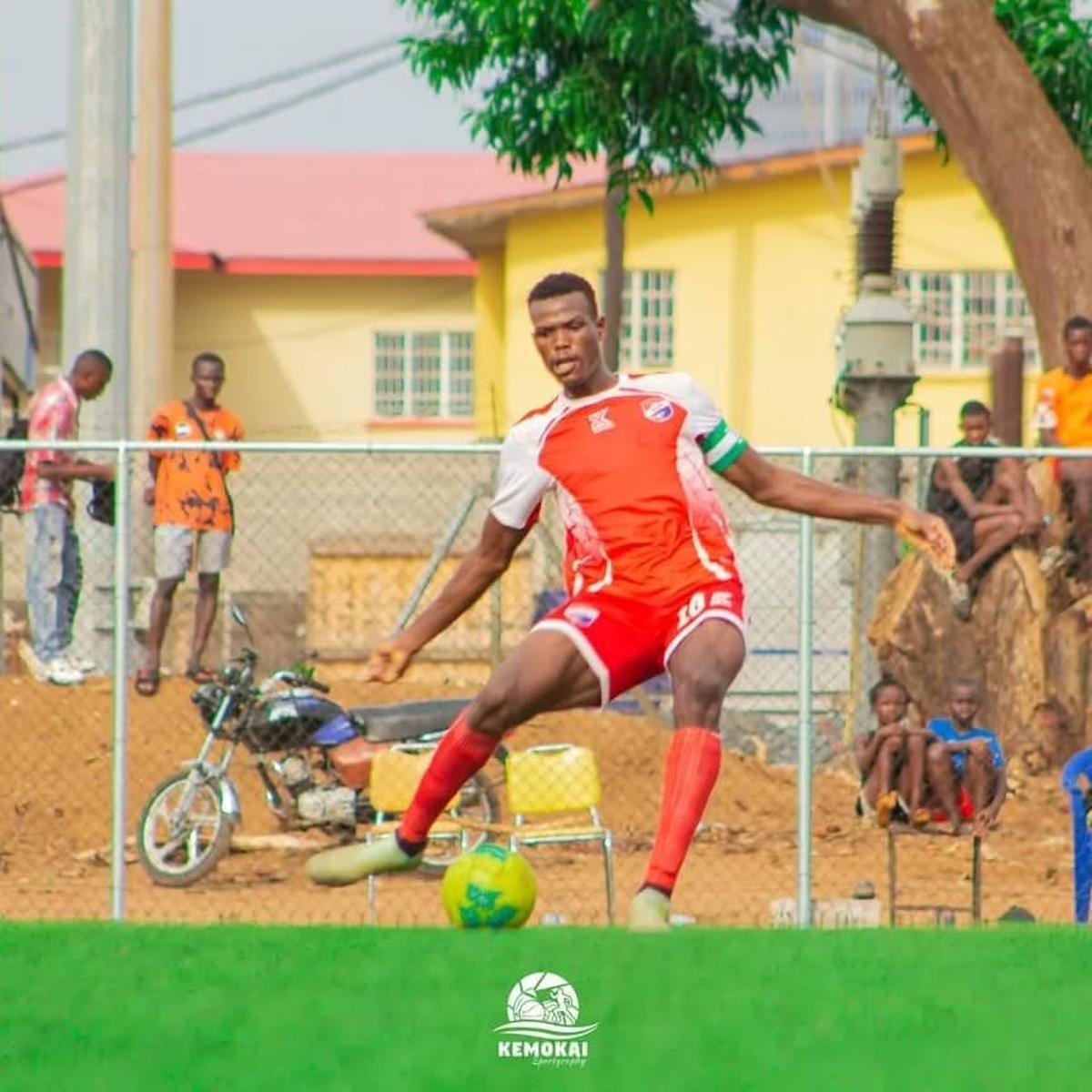 Juma Bah, jugando al fútbol en Sierra Leona