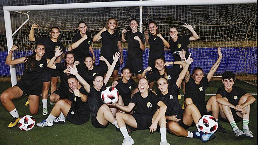 Las jugadoras del Son Sardina posan en su terreno de juego antes de uno de los entrenamientos.