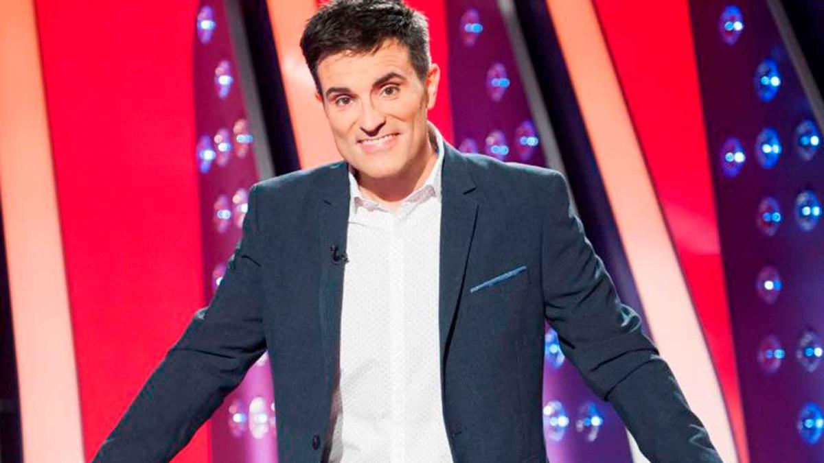 Preocupación por el querido  presentador Luis Larrodera: se desmaya en pleno del 25N y es atendido  por el consejero de Sanidad presente