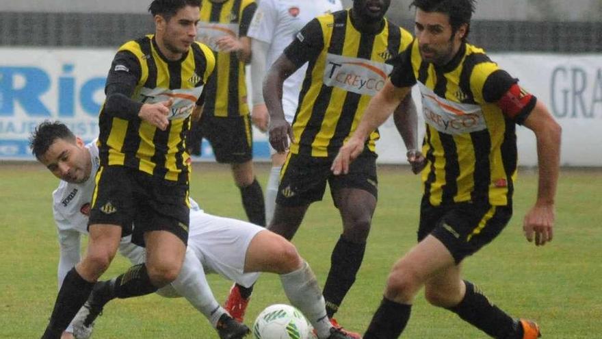 Agus conduce el balón con Changui por delante dibujando un desmarque. // Iñaki Abella