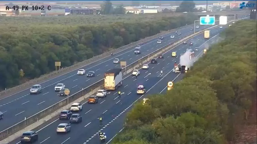 Un coche ardiendo complica la salida de Sevilla por la A-49