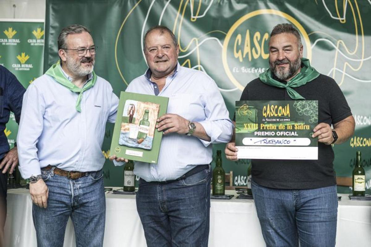 En la primera imagen por la izquierda, Fran Ordoñez recoge el premio que acredita a Viuda de Angelón como la preferida en el certamen; arriba a la derecha, Samuel Trabanco sube a por el galardón que su sidra ha ganado como la mejor de la Preba; abajo a la derecha, un representante del llagar Cortina recogió el título de «etiqueta más guapina» .