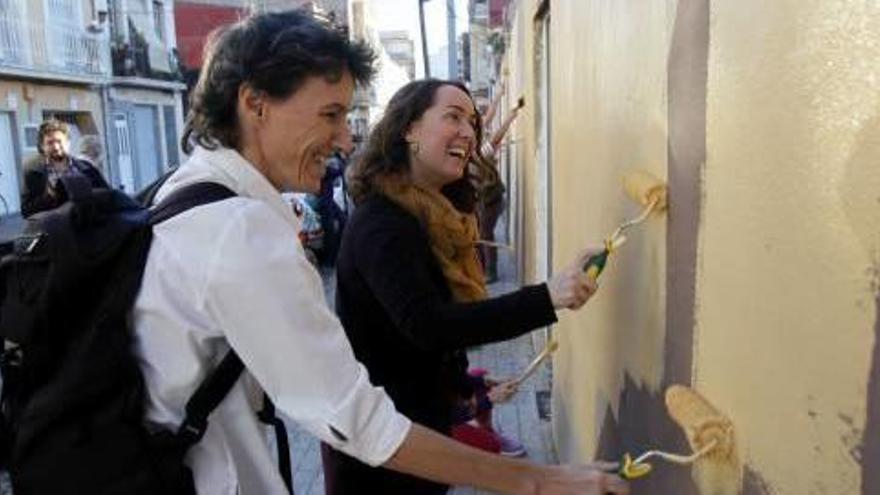 María Oliver en un acto con vecinos del Cabanyal.