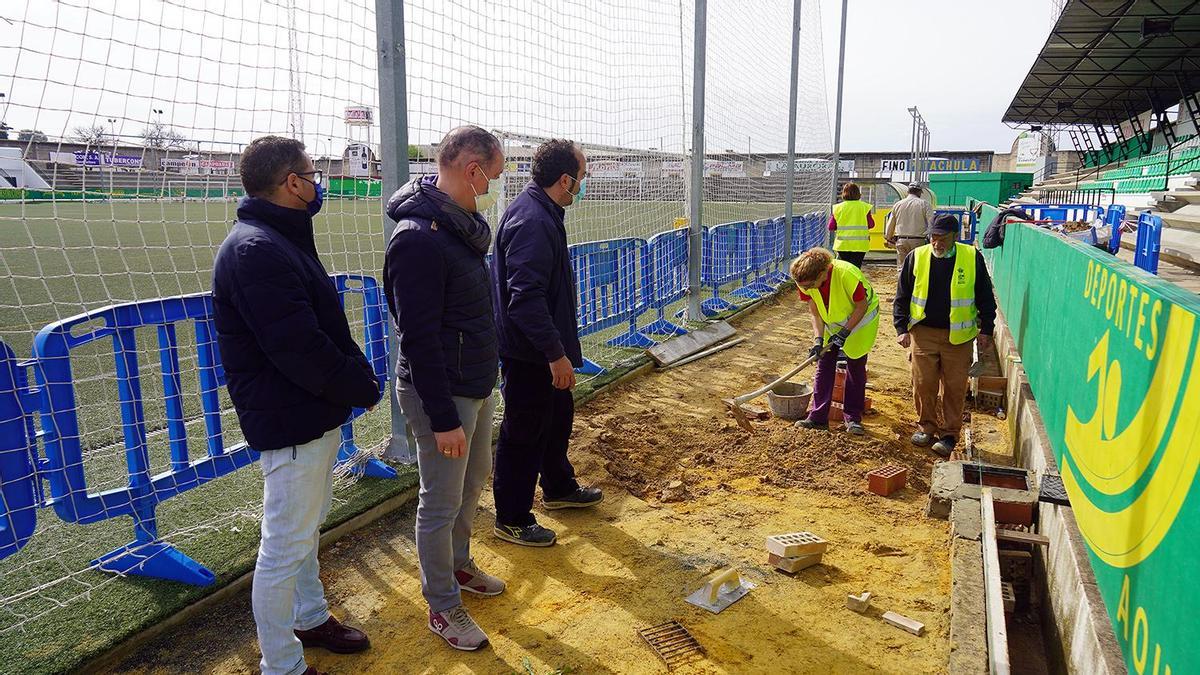 Agustín Polo, Miguel Sánchez y Miguel García supervisan los trabajos de mejora en el estadio municipal de fútbol.