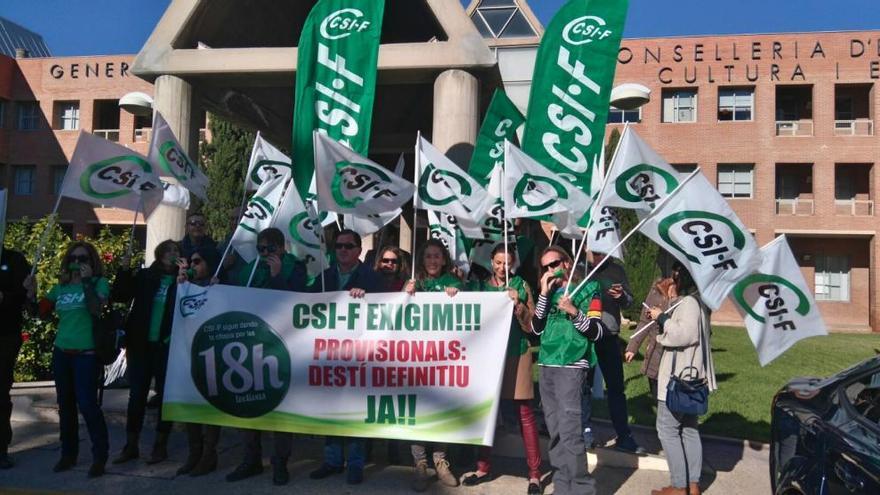 Protesta convocada por la CSIF este mediodía ante la Conselleria de Educación