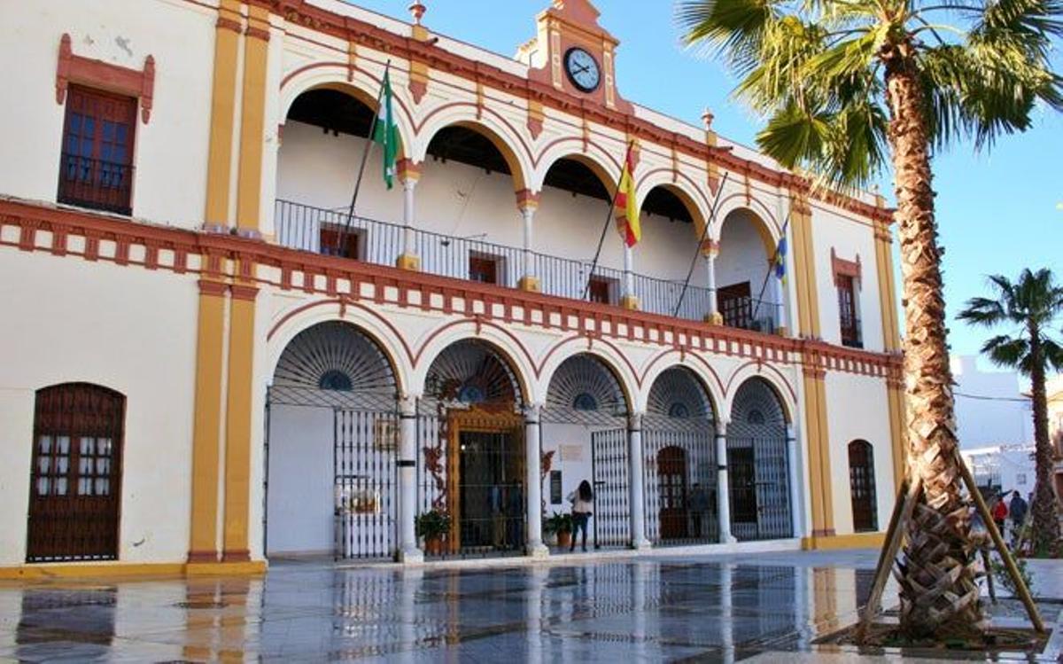 Ayuntamiento de Moguer, del siglo XVIII, con un interesante patio central con arcadas.