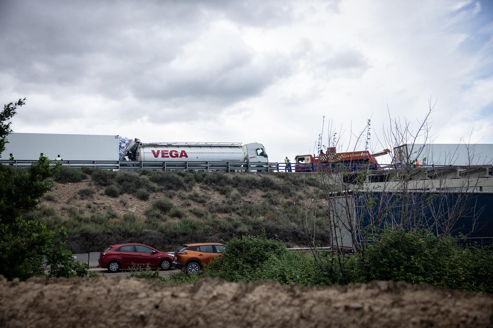 En imágenes | Accidente entre cinco camiones en la A-68 que ha obligado a cortar la autovía