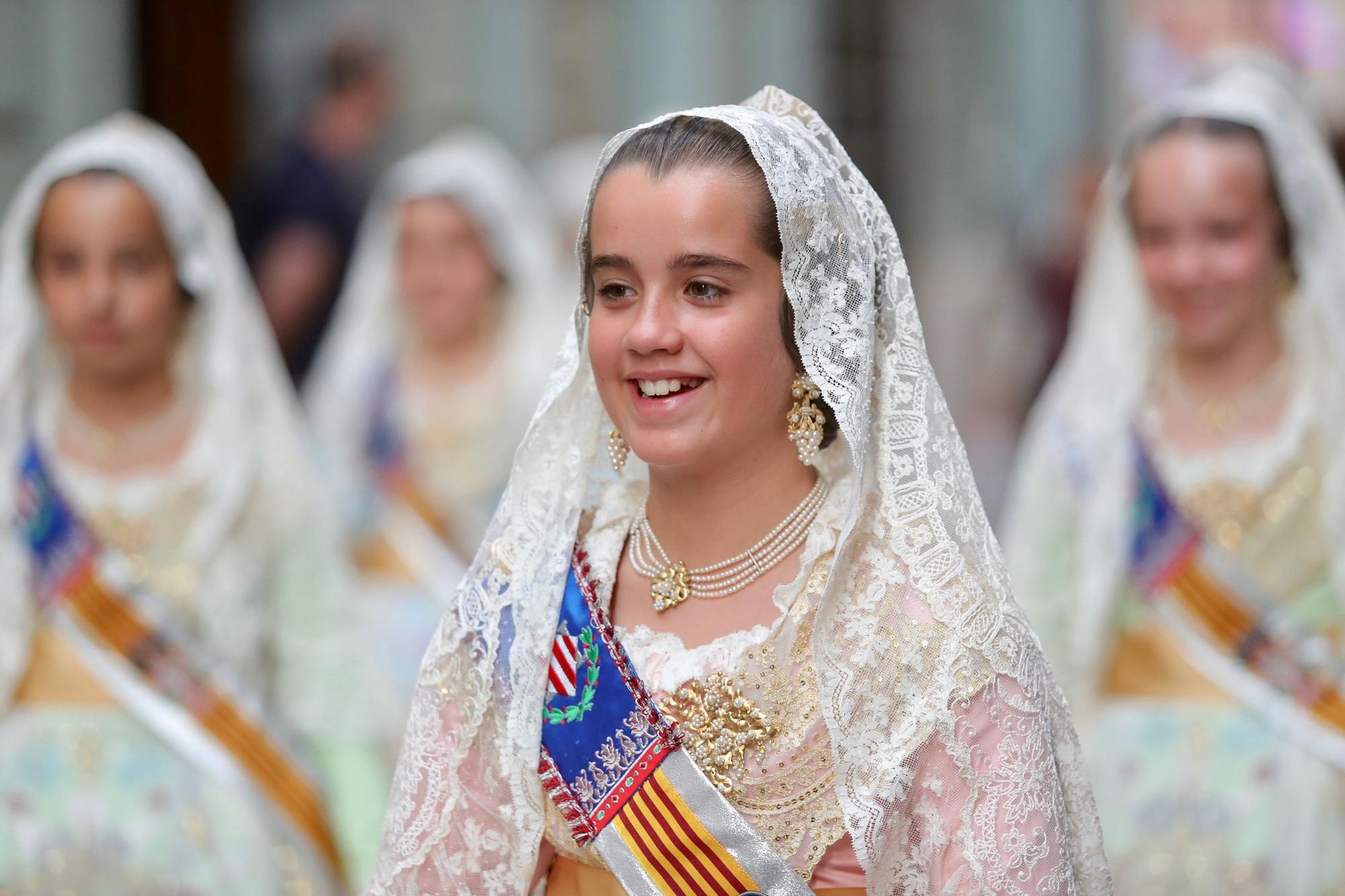 La calle San Vicente acoge la procesión "dels Xiquets" con tres generaciones falleras