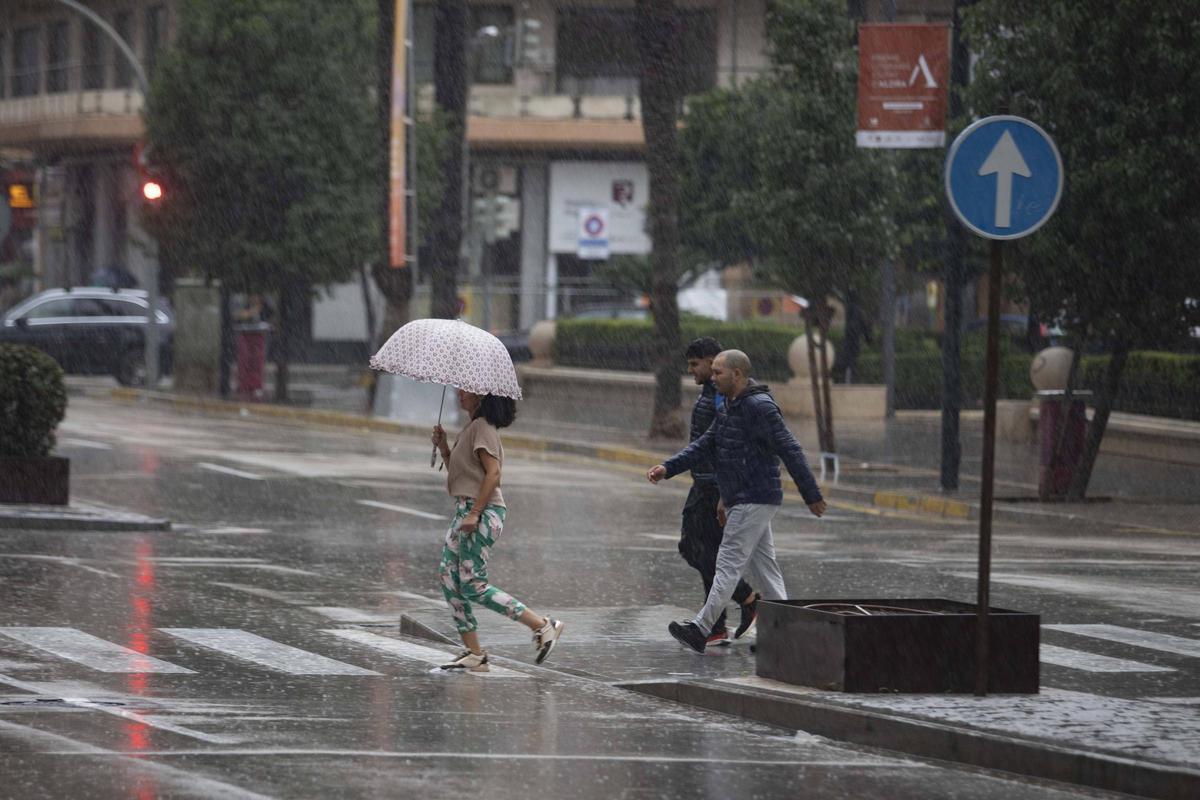 Un episodio reciente de lluvias en Alzira en una imagen de archivo.