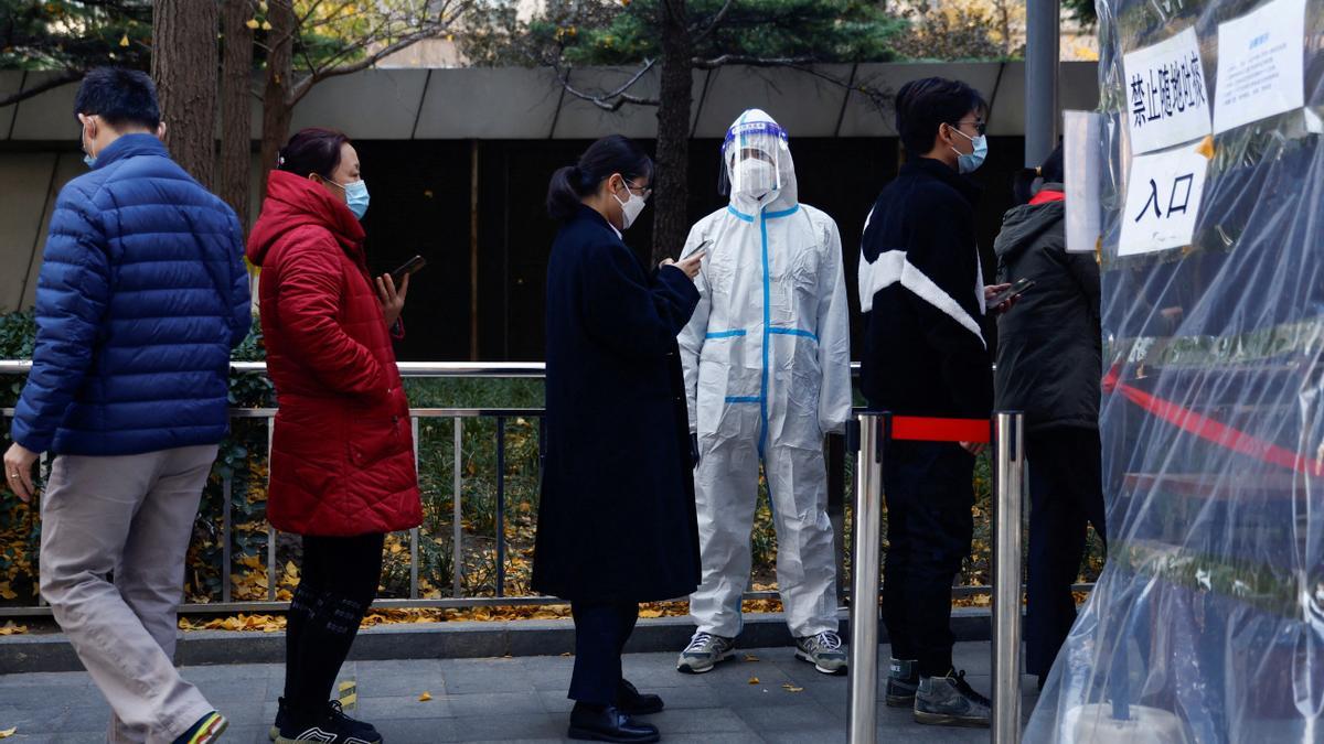 Ciudadanos de Pekín esperan a realizarse una PCR.