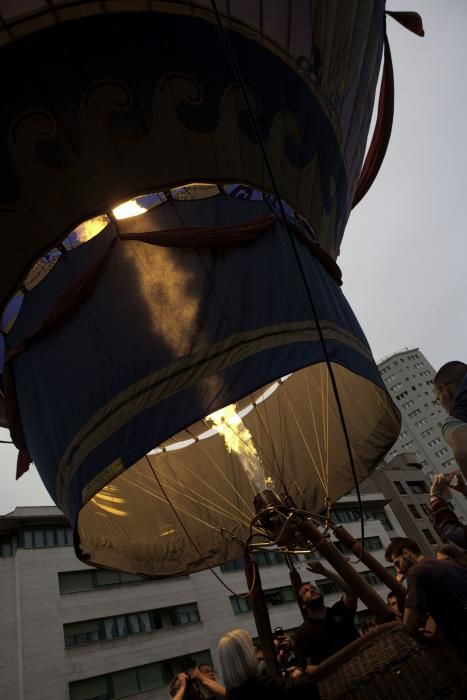 Los globos aerostáticos se iluminan con la música en el "solarón" de Gijón.