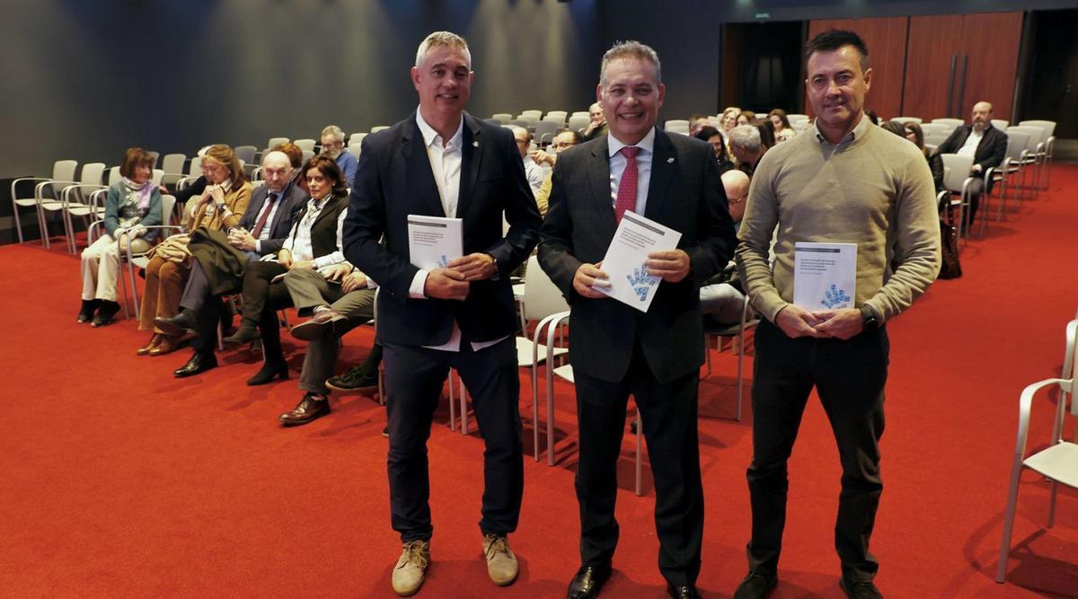 De izquierda a derecha, Celestino Rodríguez, Adolfo Rivas y José Antonio Prieto, ayer, en el Club LA NUEVA ESPAÑA .   | DAVID  CABO