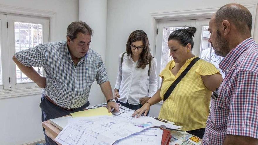 El alcalde de Verín, Gerardo Seoane (i), analizaba ayer los planos de este nuevo proyecto municipal. // FdV