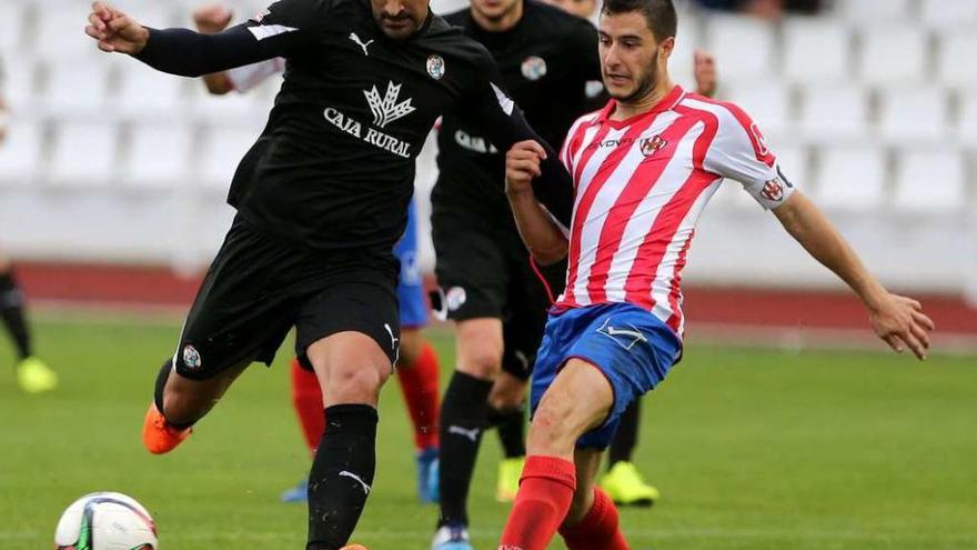 Nata, a punto de disparar, en el partido de ida en Bembibre.