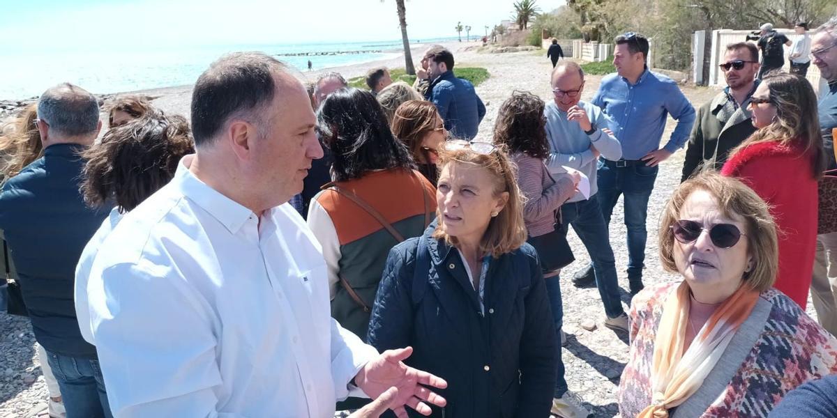 Salvador Aguilella junto a vecinos en la playa.