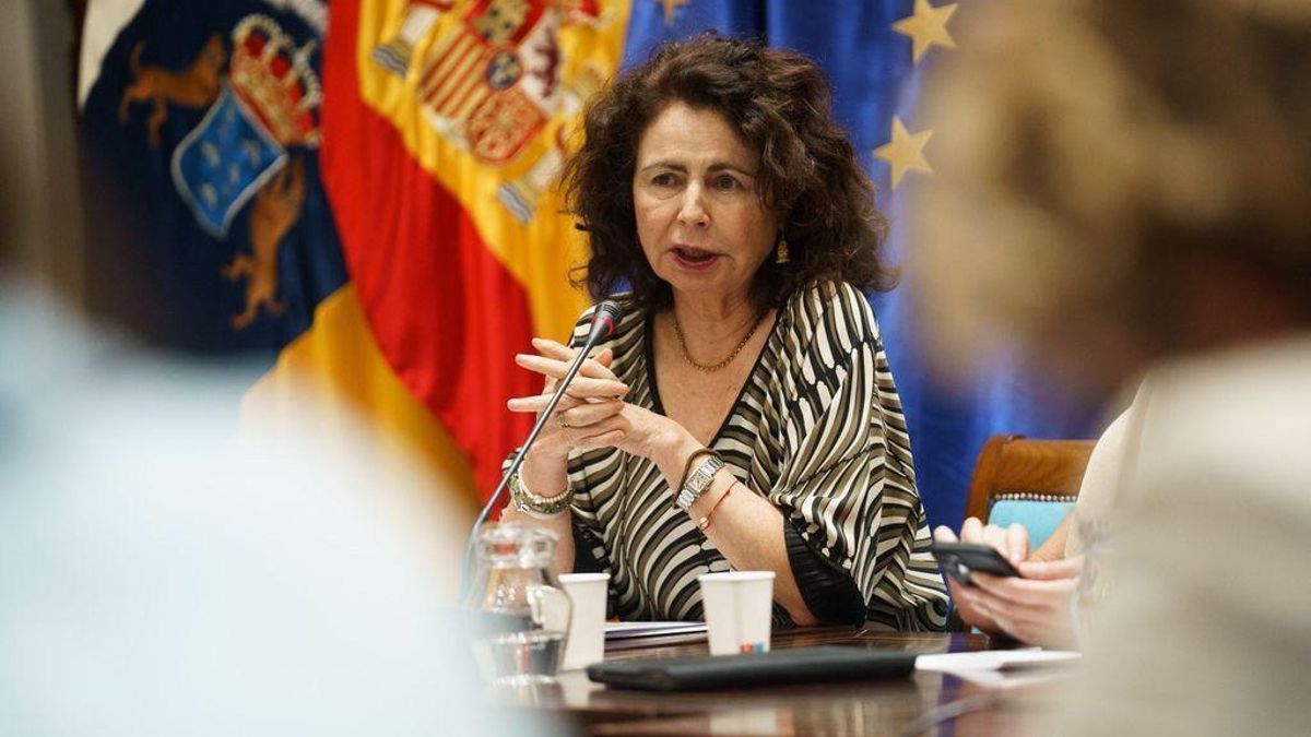 Archivo - La consejera de Hacienda del Gobierno de Canarias, Matilde Asián