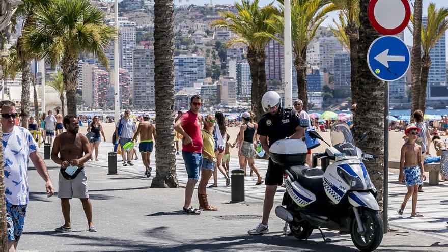 La Policía en el paseo marítimo de Benidorm