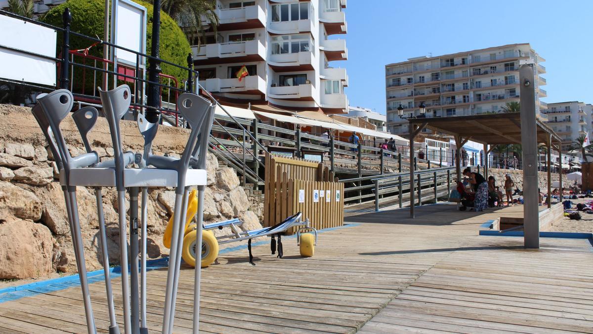 El servicio de baño adaptado empieza a funcionar este martes, 1 de junio, en la playa de Santa Eularia