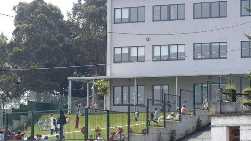 Colegio Ría do Burgo, detrás del cual el Concello propone terrenos para el nuevo centro educativo. / m.f.
