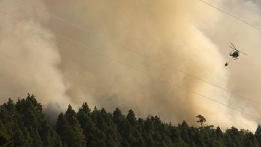 El fuego de La Palma entra en el parque natural de Cumbre Vieja