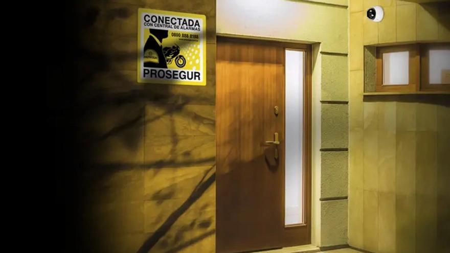 La pegatina en la puerta de tu casa que te puede costar una multa de 600 euros