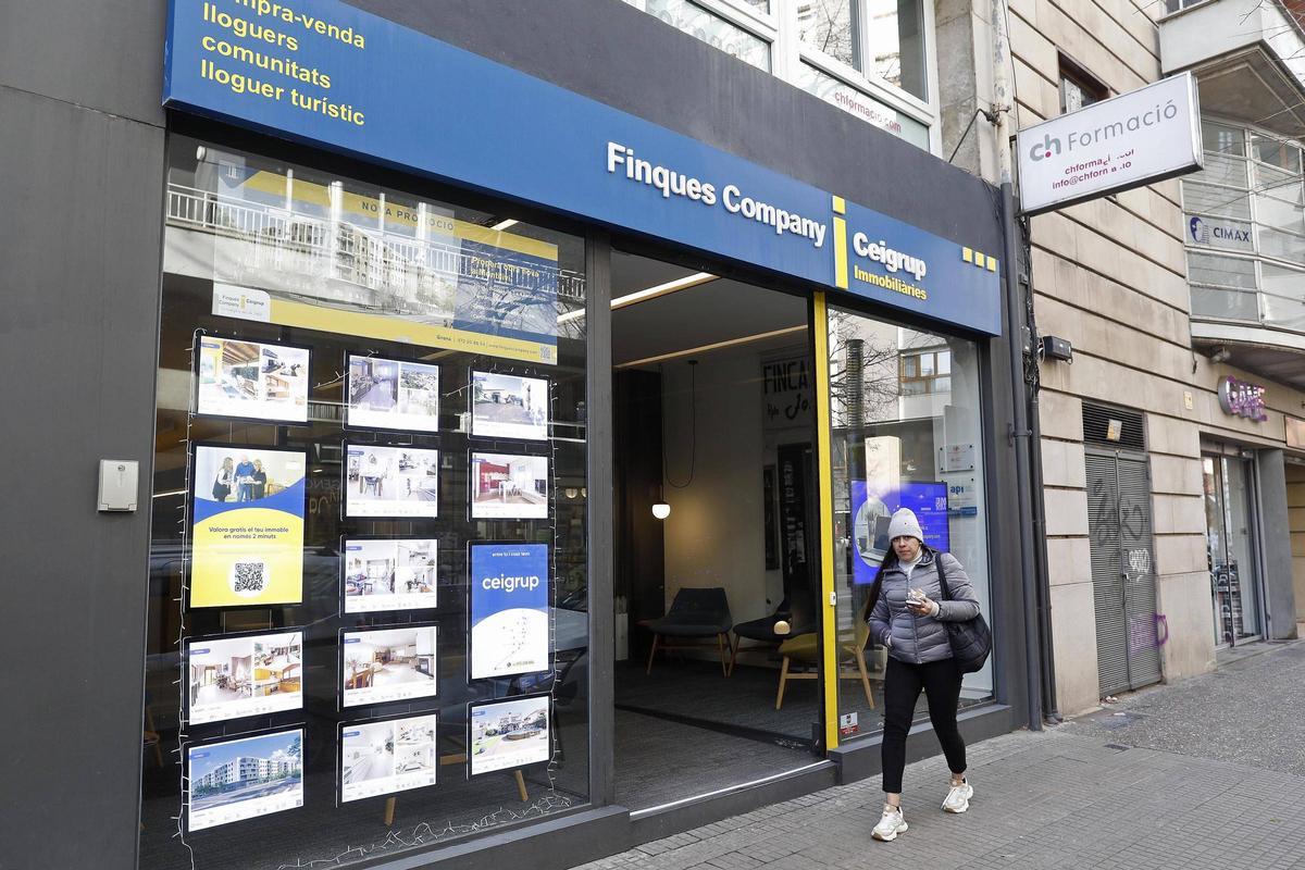 La façana de l'oficina de Finques Company a Girona.