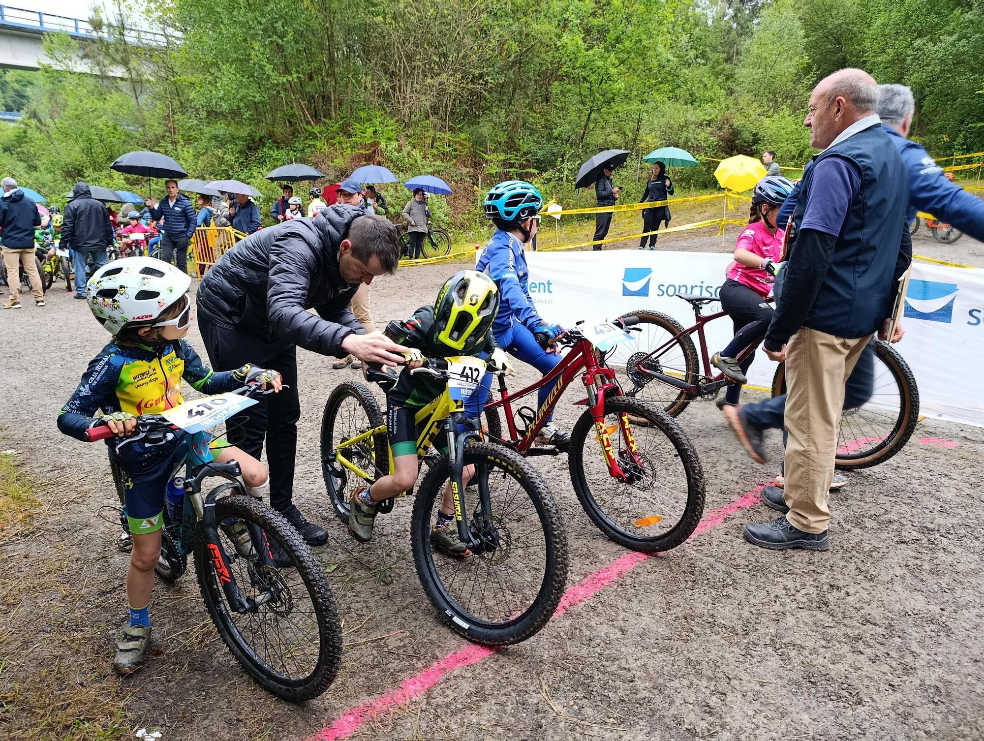 Las jóvenes promesas del ciclismo pedalean en Santa Marina, Siero