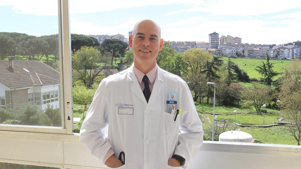 El jefe de servicio negacionista del CHUO: "Digo no a la vacuna obligatoria, es un experimento genético"