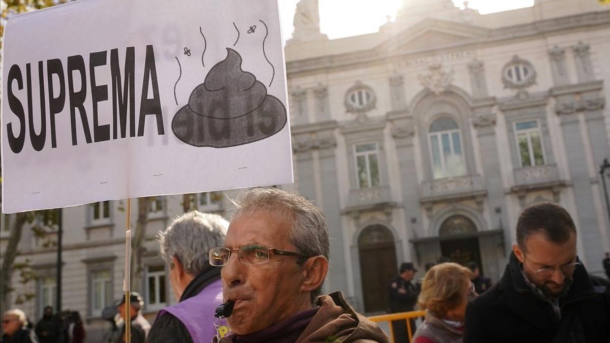 Protesta ante las puertas del Supremo por la decisión de este tribunal sobre el pago del impuesto de las hipotecas, en noviembre del 2018.