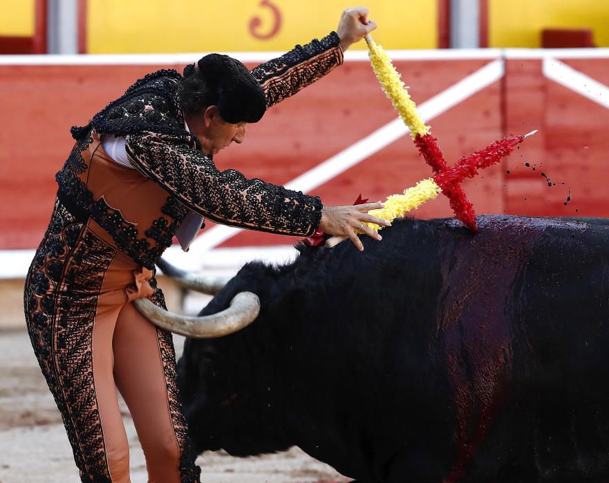 Grave cogida a un banderillero en la plaza de Pamplona