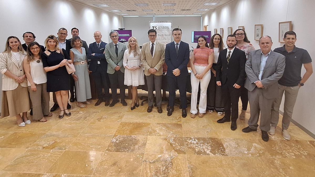 Miembros de la RED LAJ VSM en la última reunión presencial celebrada en junio de 2024, con representantes del TSJMU y el CGPJ.