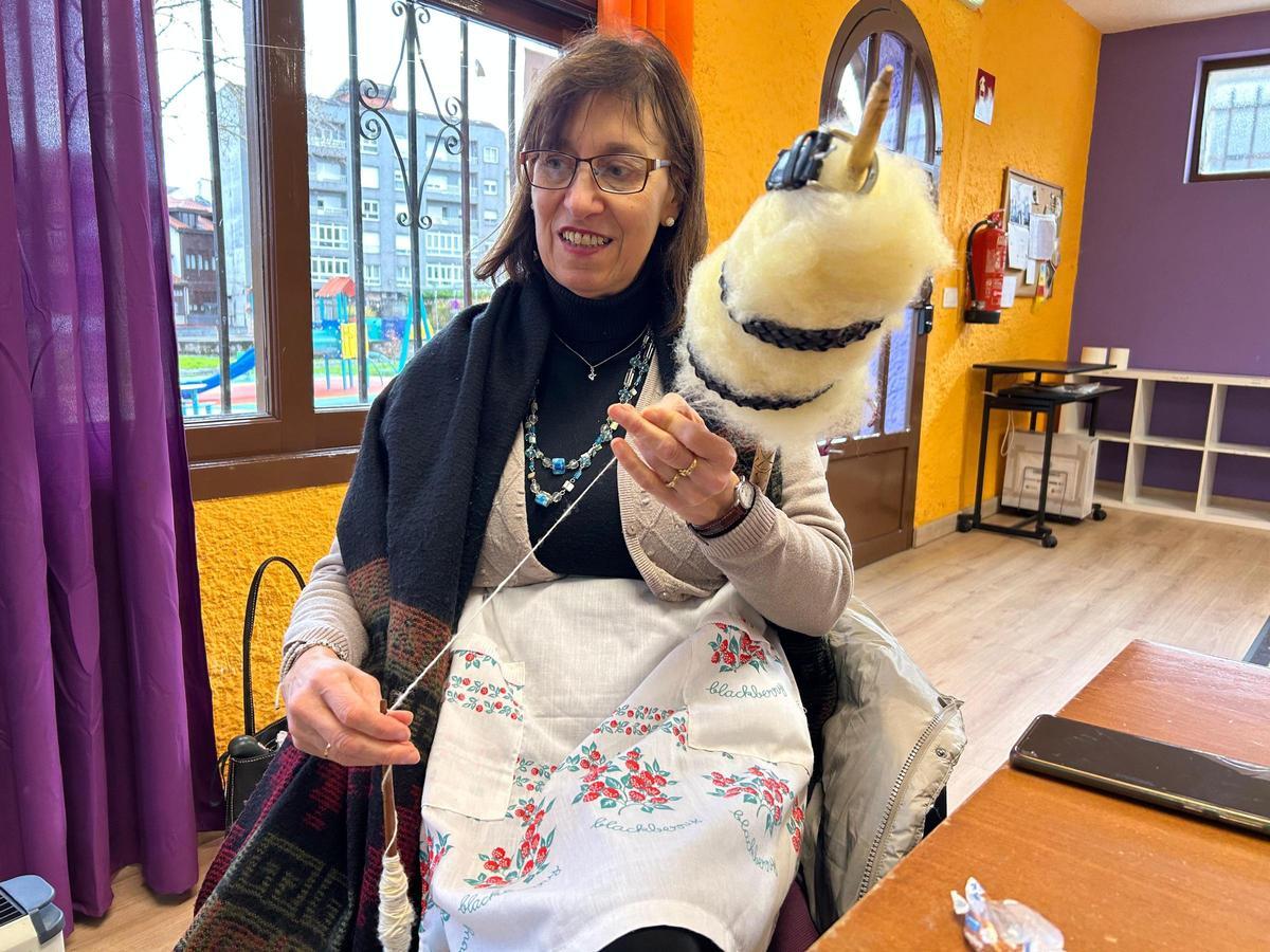 EN IMÁGENES: La "Flor de Grau" celebra su "Filandón" para tejer en grupo y estrechar lazos