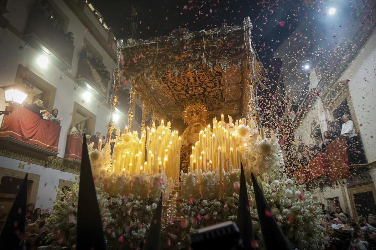 L2a Madrugá de Sevilla deslumbra por su intensidad y devoción, con la Reina Sofía como testigo L2a Madrugá de Sevilla deslumbra por su intensidad y devoción, con la Reina Sofía como testigo