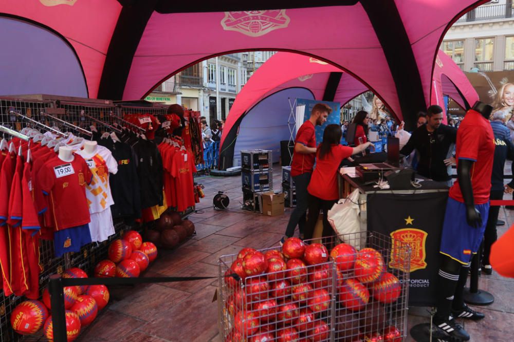 Cientos de aficionados hacen cola durante todo el jueves para fotografiarse con los trofeos de La Roja