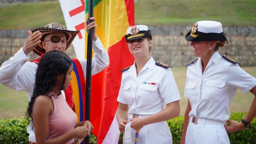 Lauren Montalbán, izquierda, tras entregar el collar a Leonor, que lo porta en la mano junto a una compañera guardiamarina, en Cartagena. | ALCALDÍA DE CARTAGENA DE INDIAS